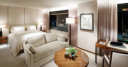 서울신라호텔 비즈니스 디럭스 룸의 객실 전경으로 왼편에는 침대가 놓여 있다.