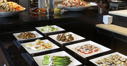 서울신라호텔 뷔페 레스토랑 더 파크뷰의 내부 좌석 이미지로, 테이블 위에 음식과 식사를 위한 기본 세팅이 되어 있다.