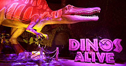 다이노 어라이브 전시회 이미지로, 큰 공룡 모형과 'Dinos Alive' 간판이 보인다.