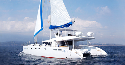 선셋이 보이는 바다 위에 요트가 떠있는 이미지 